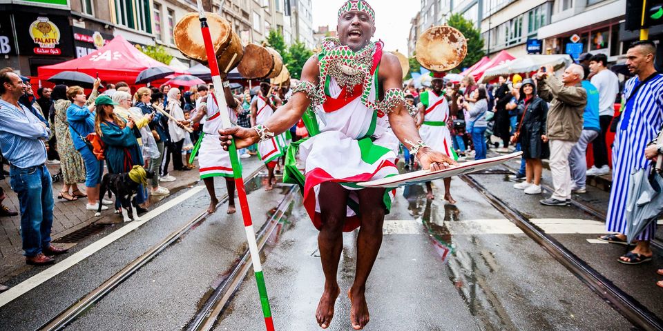 Foto Unesco werelderfgoed Burundi drummer die in de lucht springt op parade Borgerrio